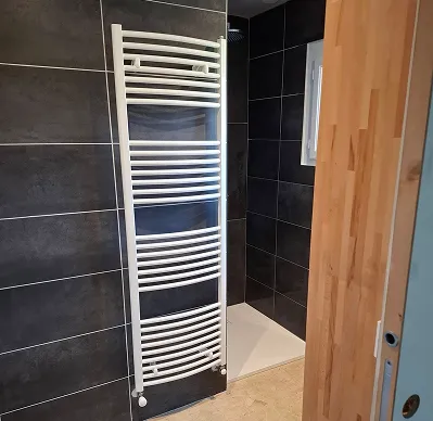 Radiateur sèche-serviette moderne