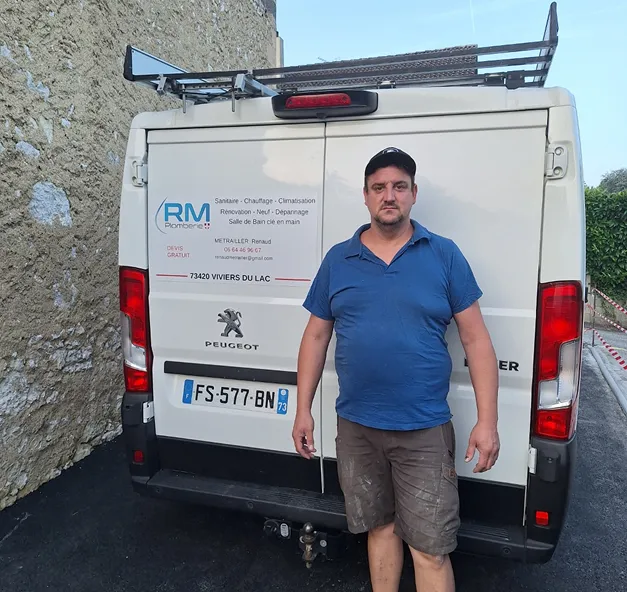 Technicien RM Plomberie devant son véhicule