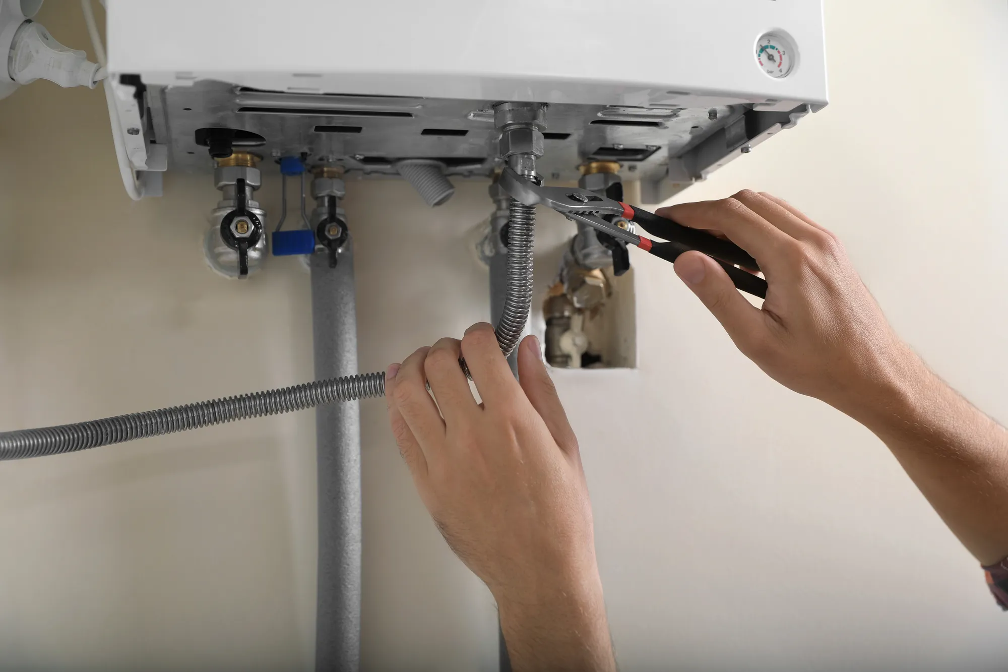 Plombier avec mallette d’outils