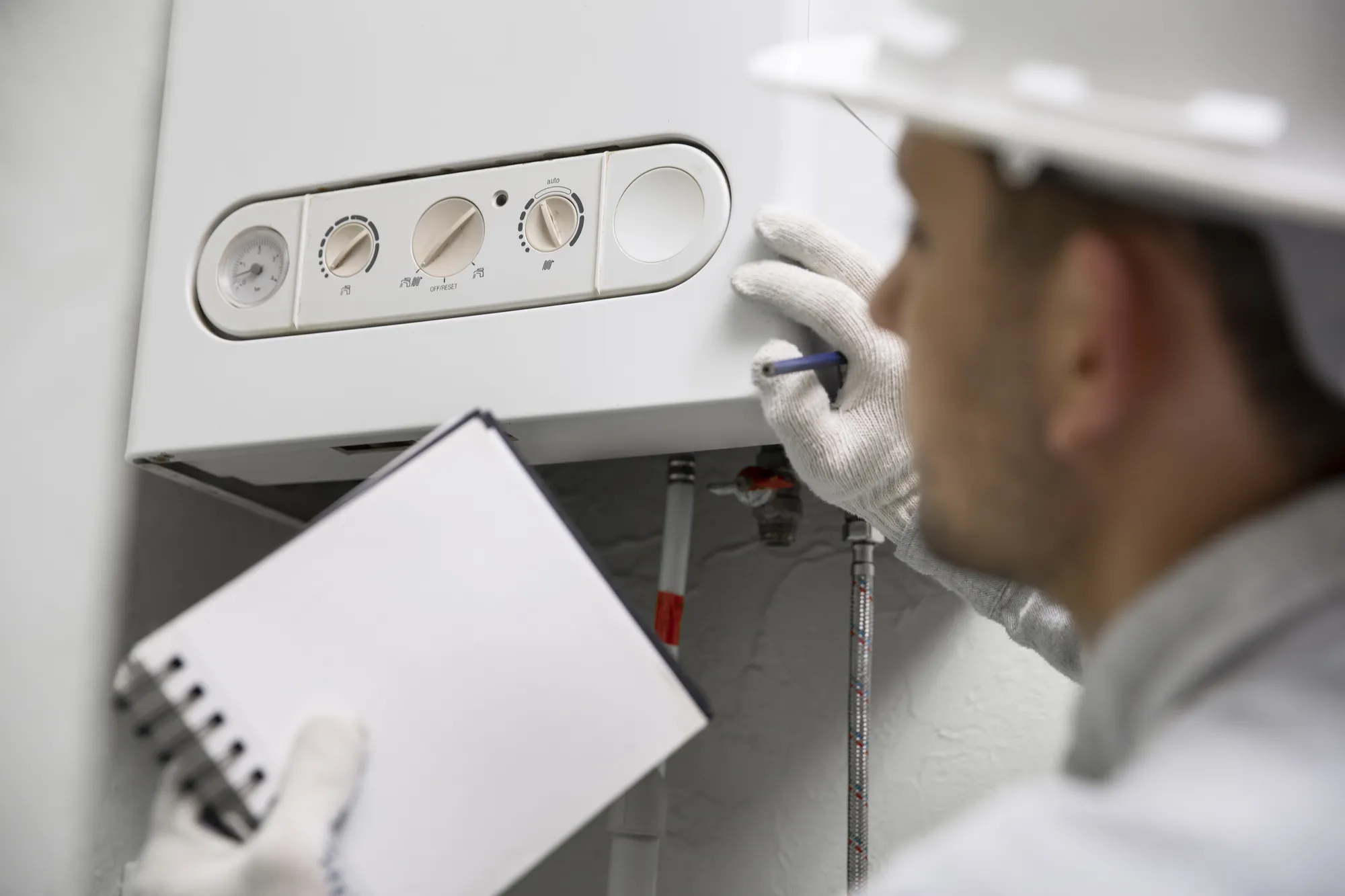 Technicien lisant un diagnostic chaudière